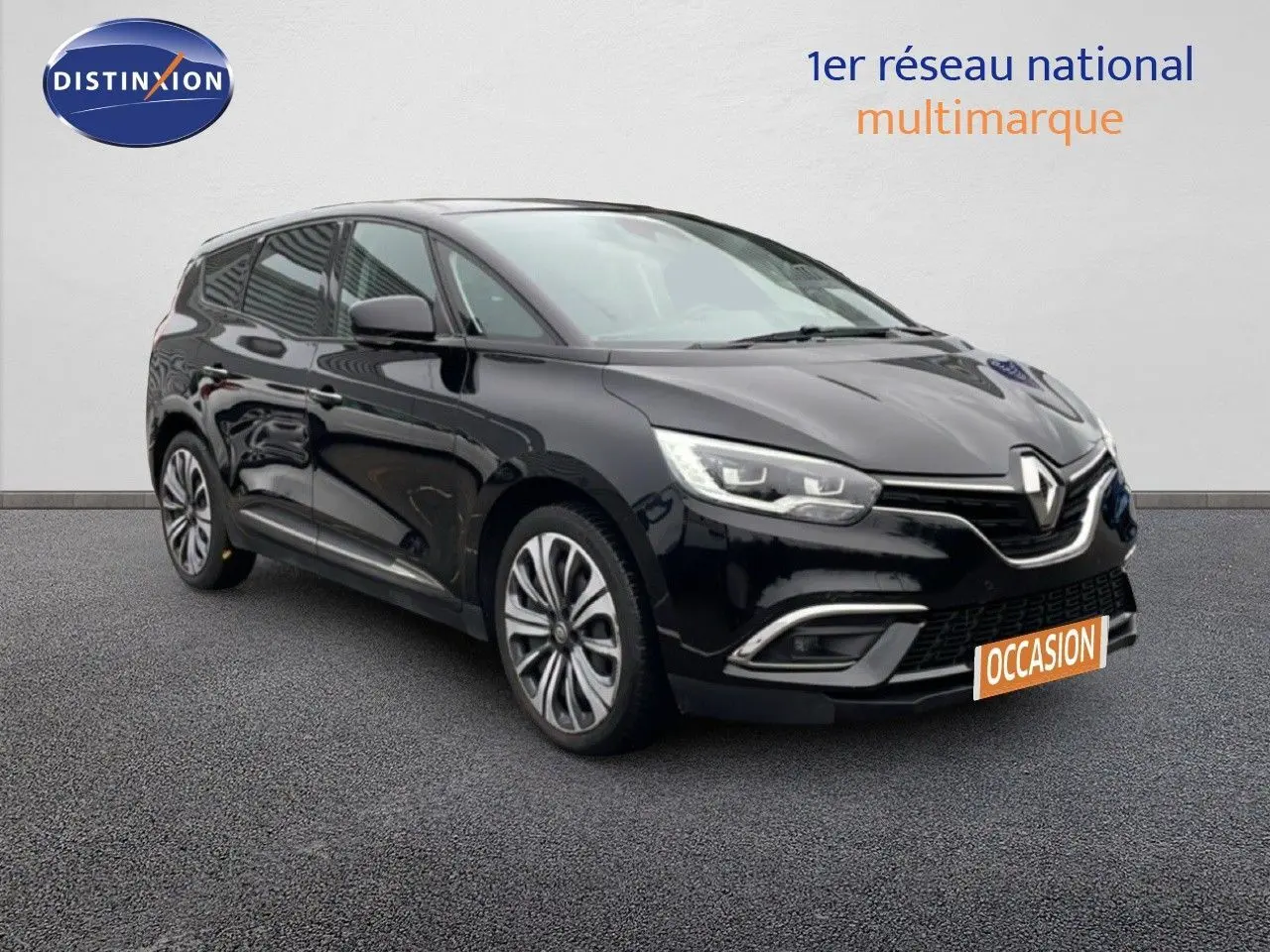 Vue 3/4 avant du Renault Grand Scenic noir étoile métal avec jantes alliage et calandre distinctive.