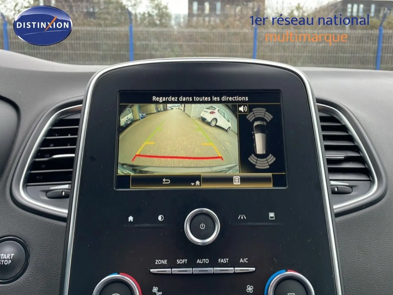 Vue intérieure centrée sur l’écran multimédia affichant la caméra de recul du Renault Grand Scenic noir étoile métal.