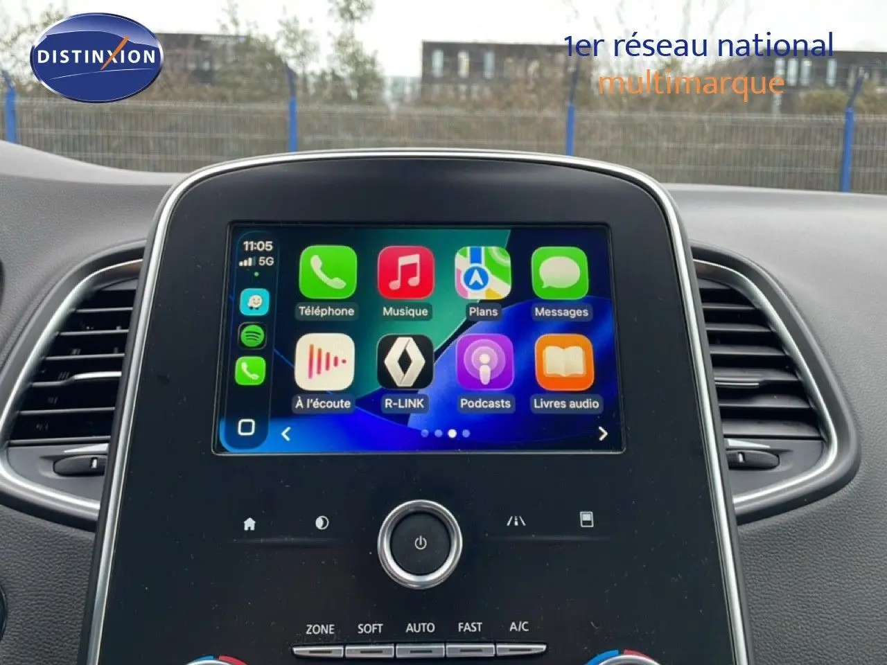 Vue intérieure centrée sur l’écran tactile du Renault Grand Scenic 2022 avec interface R-Link colorée.