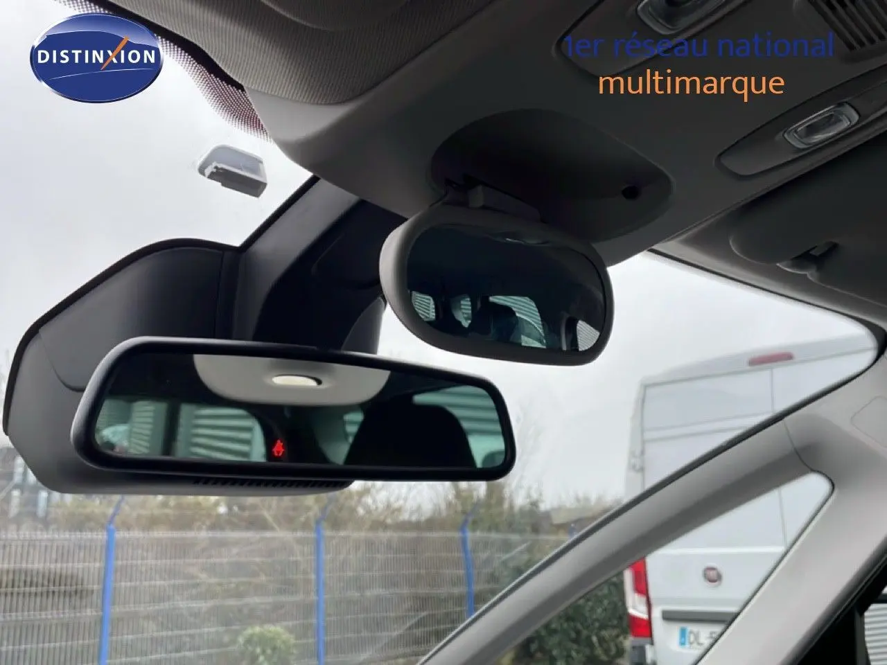 Vue intérieure du rétroviseur central et miroir enfant d’un Renault Grand Scénic noir étoile métal, 2022, version Business.