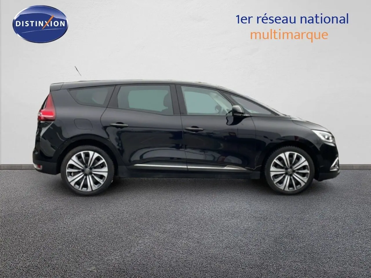 Profil droit d'un Renault Grand Scenic noir étoile métal 2022 avec jantes alliage et vitres teintées.