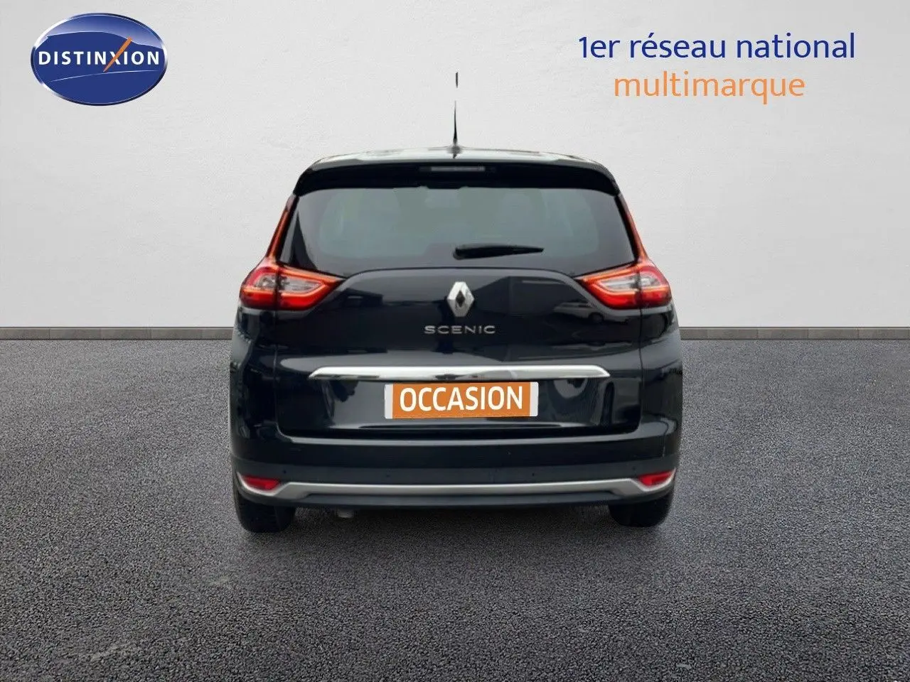 Vue arrière d'une Renault Grand Scenic noir étoile métal 2022 avec feux arrière allumés sur fond neutre.
