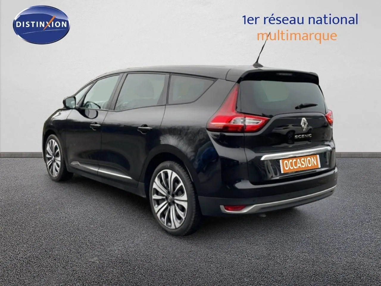 Renault Grand Scenic noir étoile métal en 3/4 arrière droit, avec feux arrière distinctifs et jantes alliage.