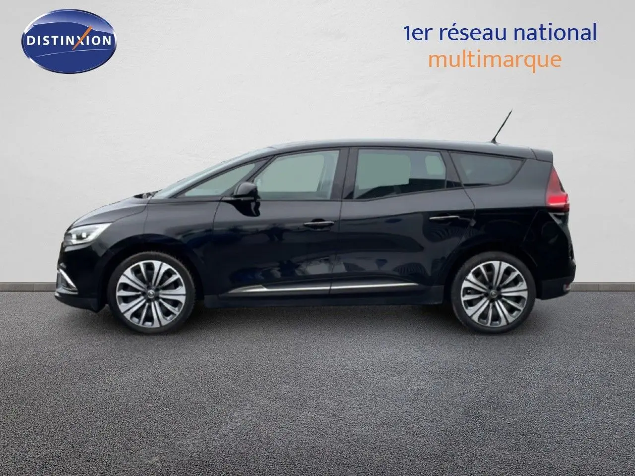 Renault Grand Scénic noir étoile métal en profil gauche, montrant ses jantes alliage et lignes fluides.