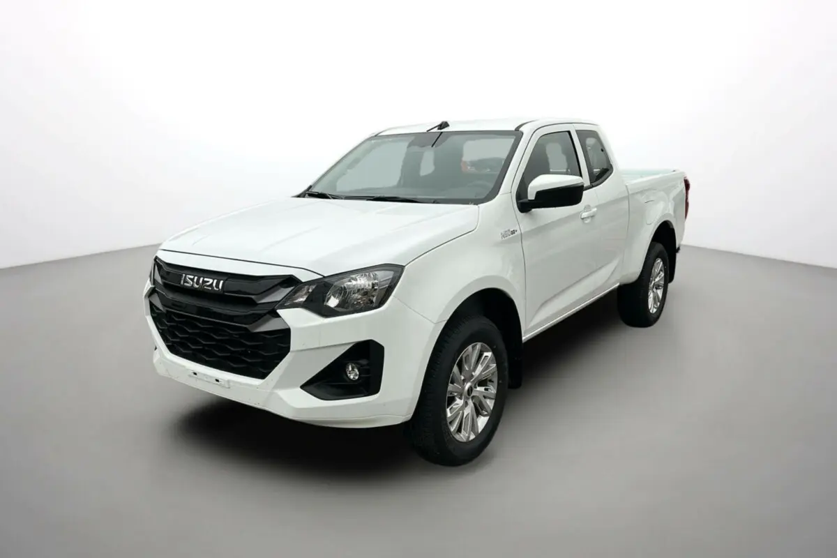 Vue 3/4 avant d’un Isuzu D-MAX Splash White avec calandre noire et jantes alu, sur fond neutre.