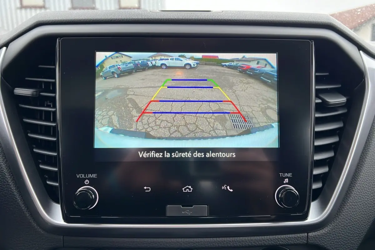 Écran central montrant la caméra de recul avec vue arrière sur un Isuzu D-MAX blanc Splash en stationnement.