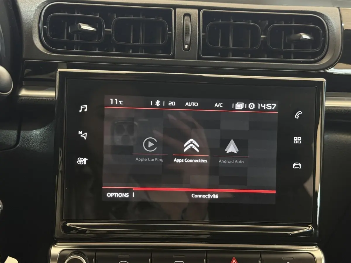 Écran tactile central de la Citroën C3 blanc, affichant les options Apple CarPlay et Android Auto en vue frontale.
