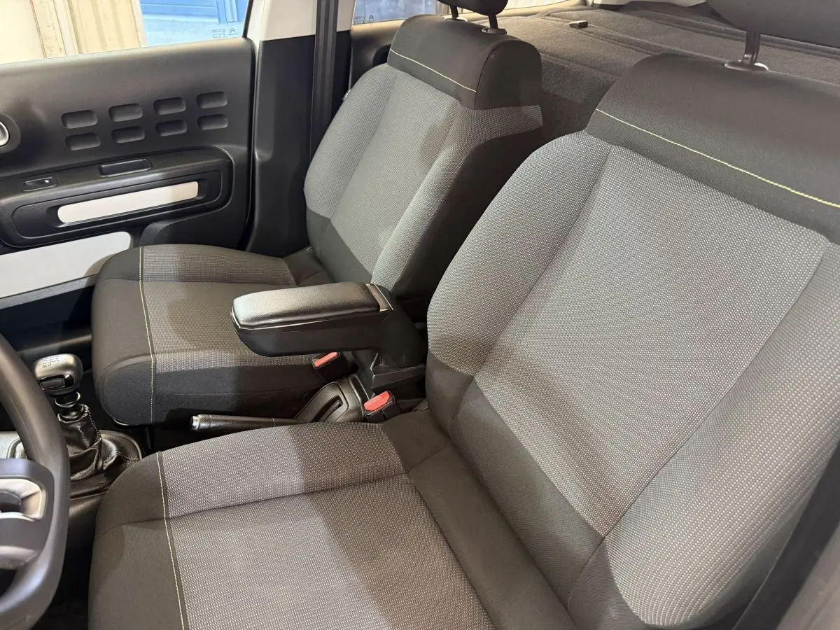 Vue intérieure rapprochée des sièges avant gris et noir de la Citroën C3 BlueHDi 100 S&S BVM6 Feel 2021.