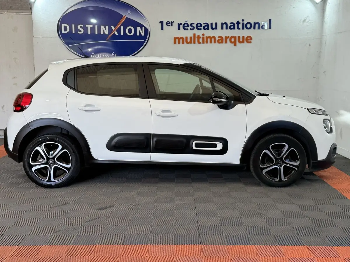 Vue de profil côté gauche d'une Citroën C3 blanche 2021 avec protections noires Airbump et jantes alliage.
