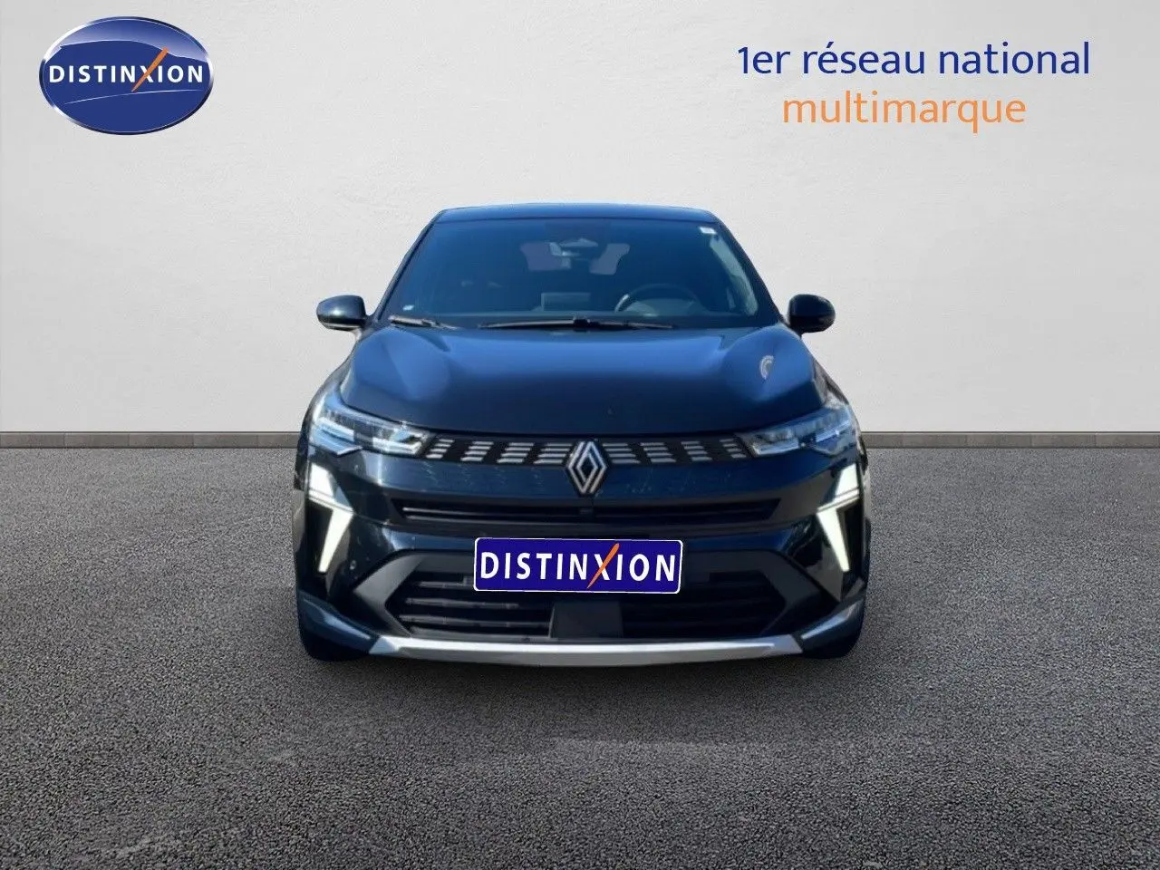 Vue frontale d'une Renault Symbioz noire étoile métal 2025 avec calandre distinctive et éclairage LED moderne.