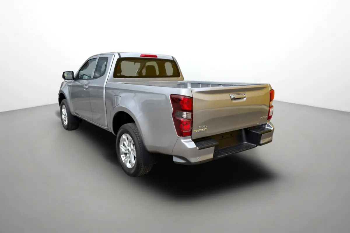 Isuzu D-MAX 2026 gris Mercury, vue 3/4 arrière droit, benne ouverte et jantes alu visibles.