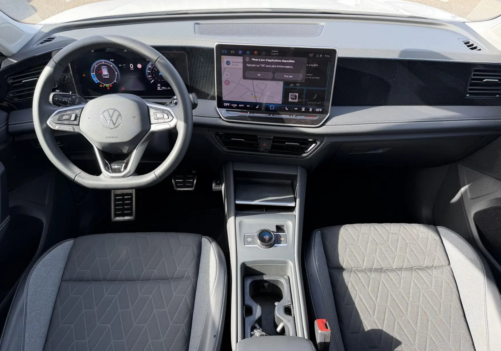 Vue intérieure frontale du Volkswagen Tiguan 2025, tableau de bord moderne avec écran tactile et volant multifonction cuir.