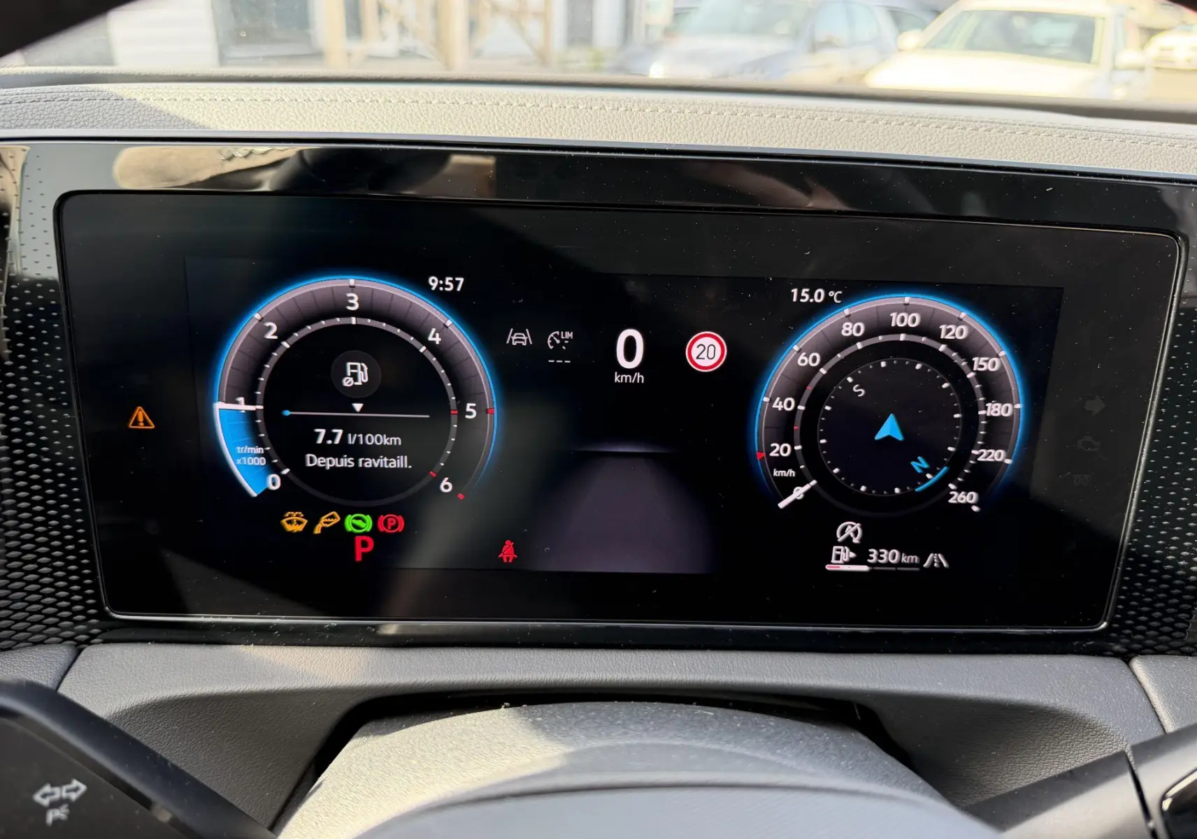 Affichage numérique du tableau de bord du Volkswagen Tiguan 2025, montrant la vitesse, la consommation et la navigation.