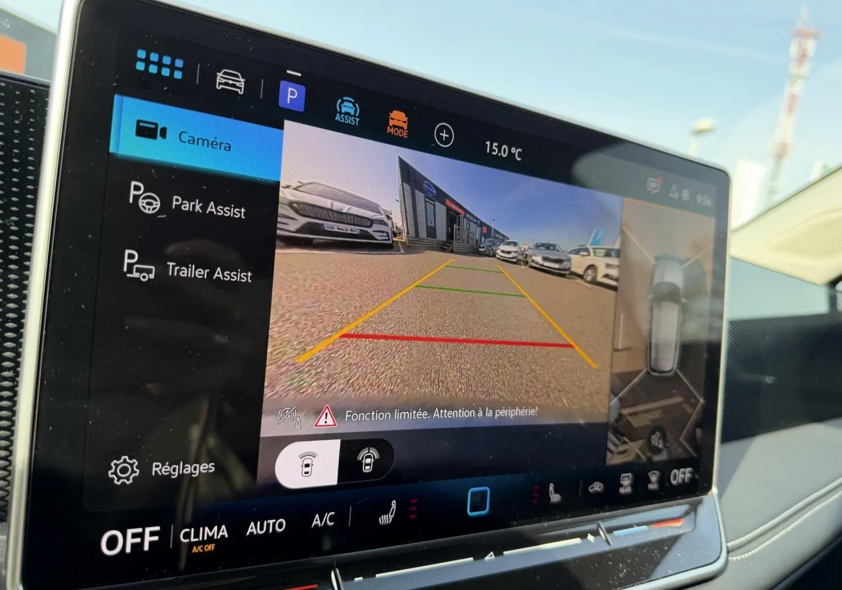 Vue intérieure sur l'écran tactile du système de vision périmétrique du Volkswagen Tiguan blanc, affichant la caméra de recul.