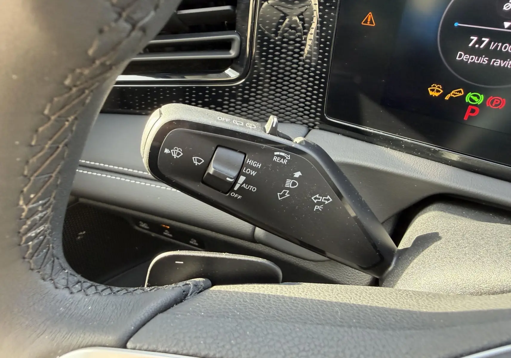Gros plan sur la commande des essuie-glaces côté gauche du volant cuir du Volkswagen Tiguan 2025, intérieur noir.