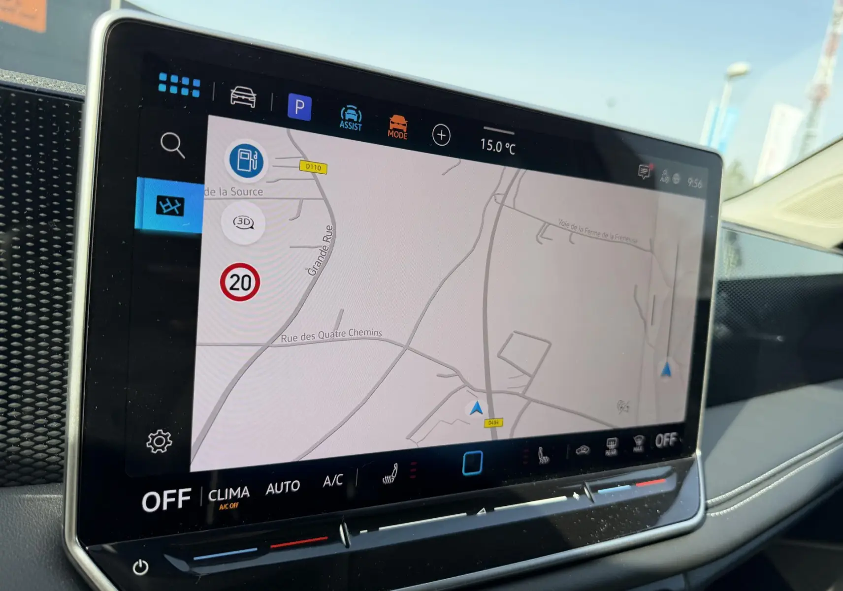 Écran tactile du système de navigation Discover Media dans le Volkswagen Tiguan blanc, vue intérieure avant droite.