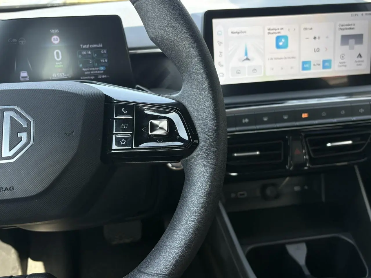 Vue rapprochée du volant MG3 1.5 Hybrid+ 195 Comfort avec commandes intégrées et écran tactile central visible.