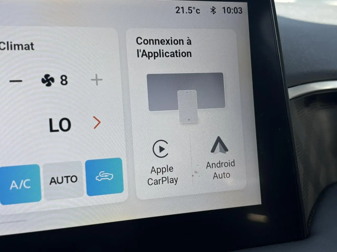 Gros plan sur l'écran tactile central du MG3 blanc Dover 2025, affichant la connexion Apple CarPlay et Android Auto.