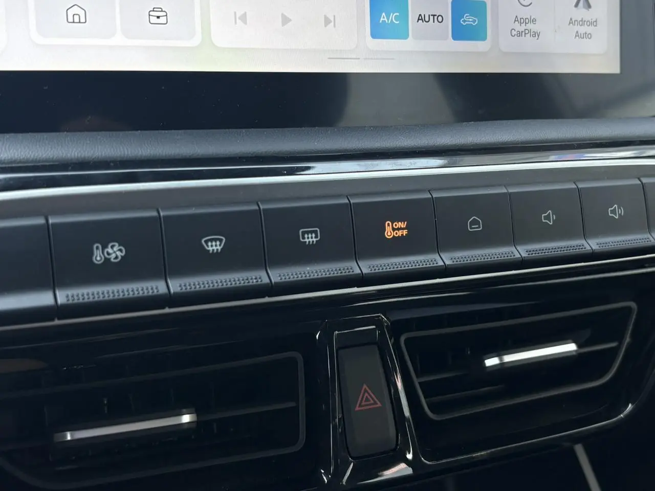 Gros plan sur la console centrale du MG3 2025, montrant les boutons de climatisation et les aérateurs noirs.