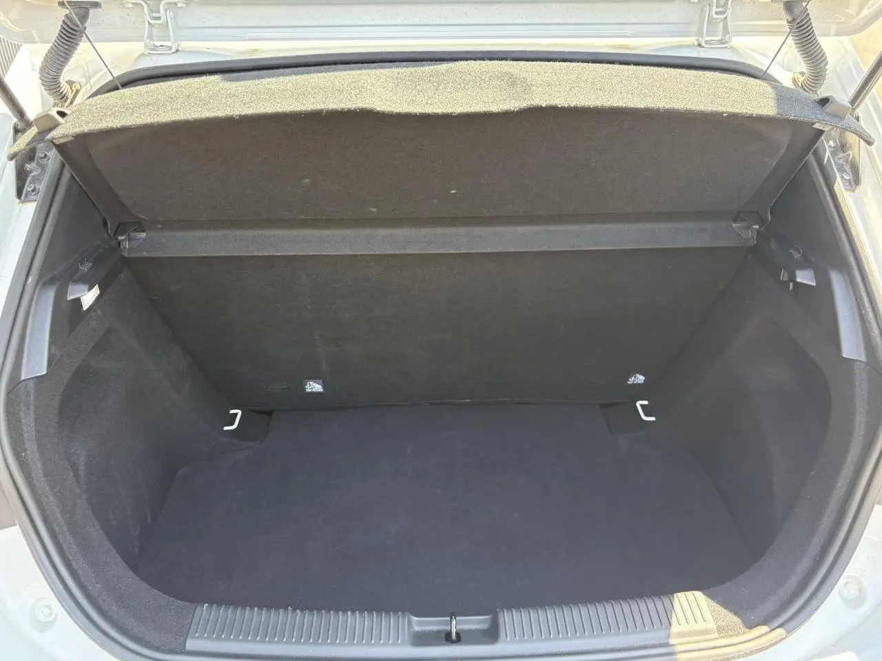 Coffre ouvert de MG3 1.5 Hybrid+ blanc Dover, vue de l'arrière montrant l'espace de rangement vide.