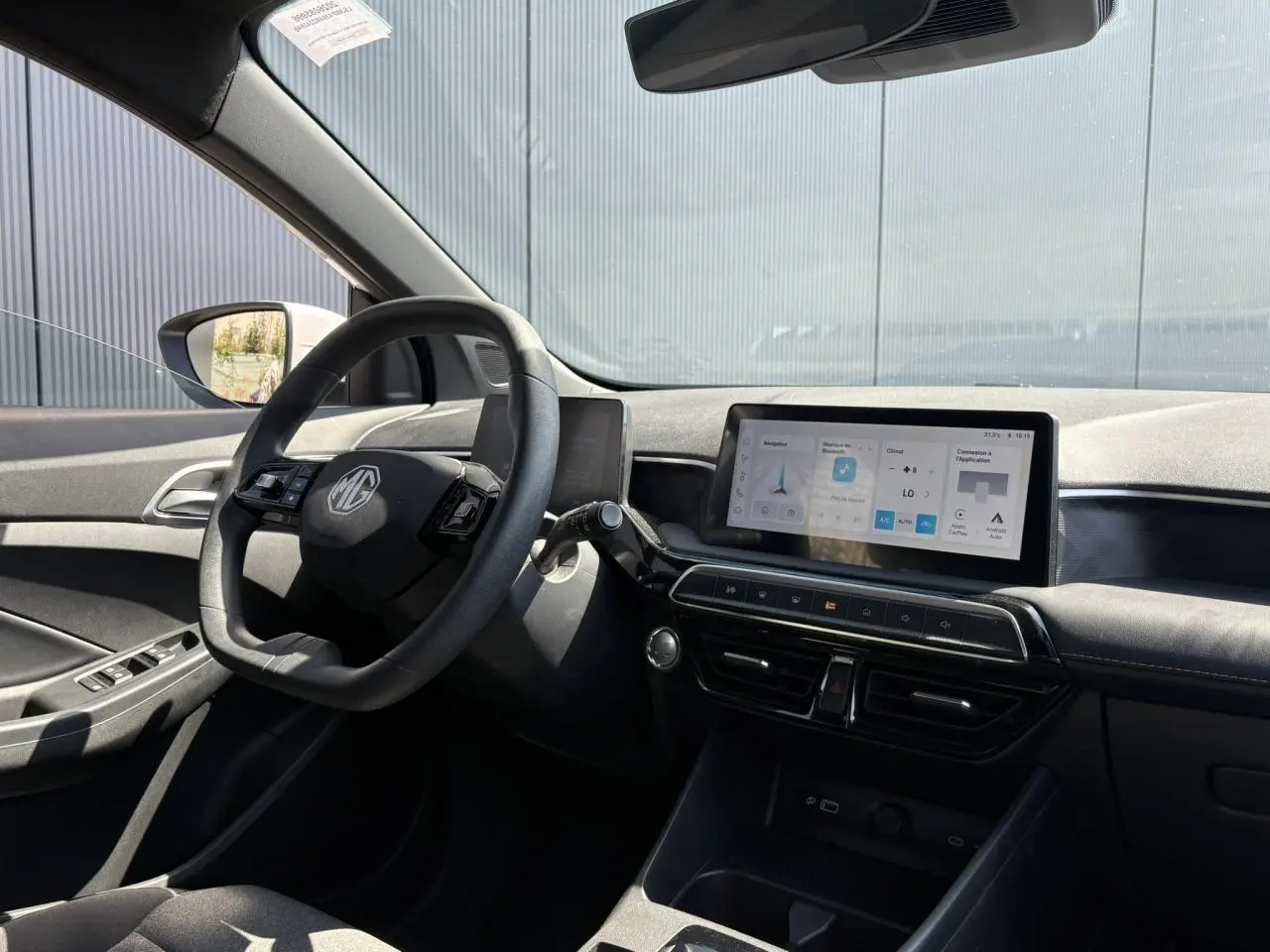 Vue intérieure côté conducteur du MG3 2025, avec tableau de bord noir et écran tactile central lumineux.