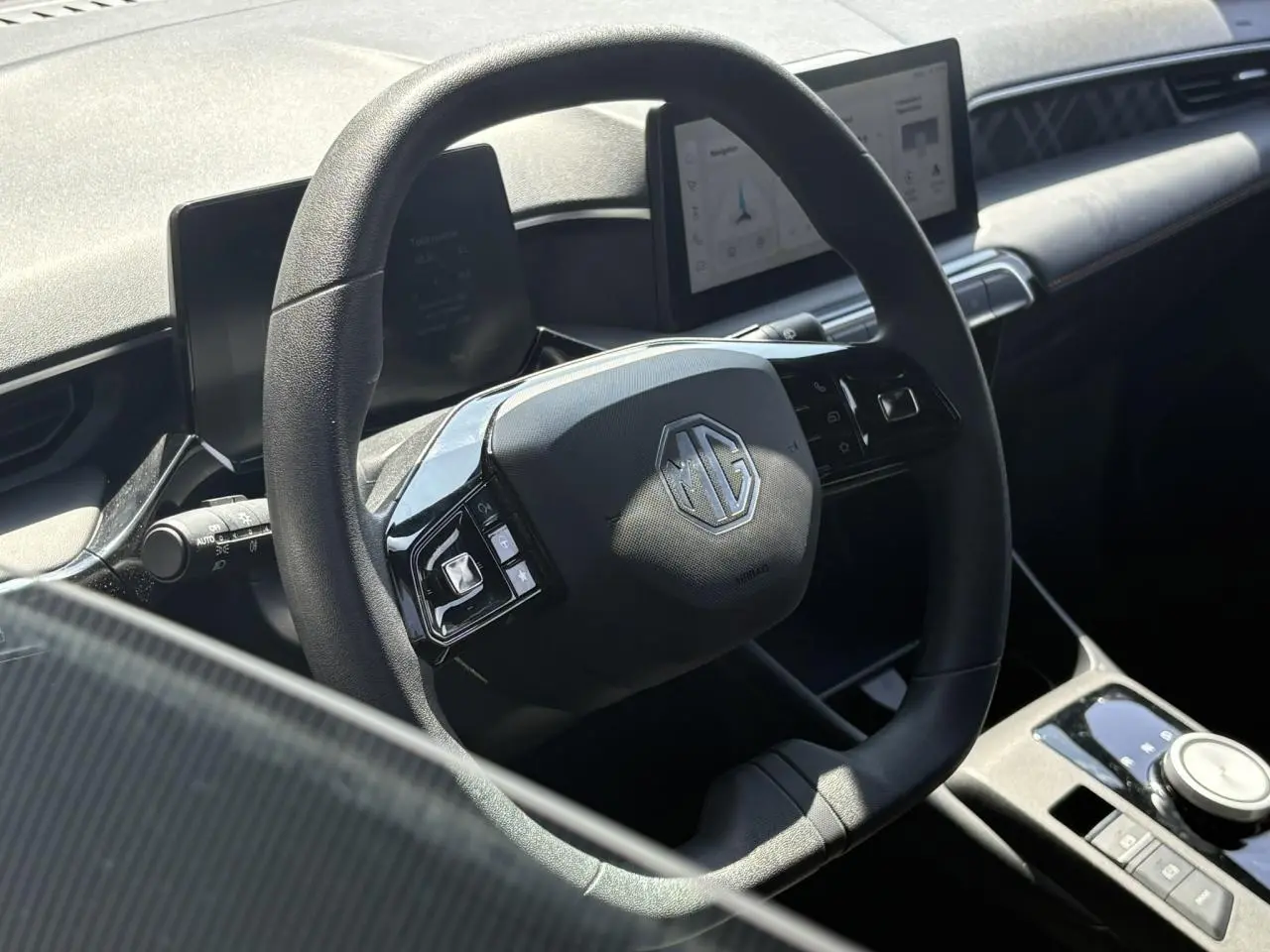 Vue rapprochée du volant noir et du tableau de bord numérique du MG3 1.5 Hybrid+ 195 Comfort, intérieur moderne et épuré.