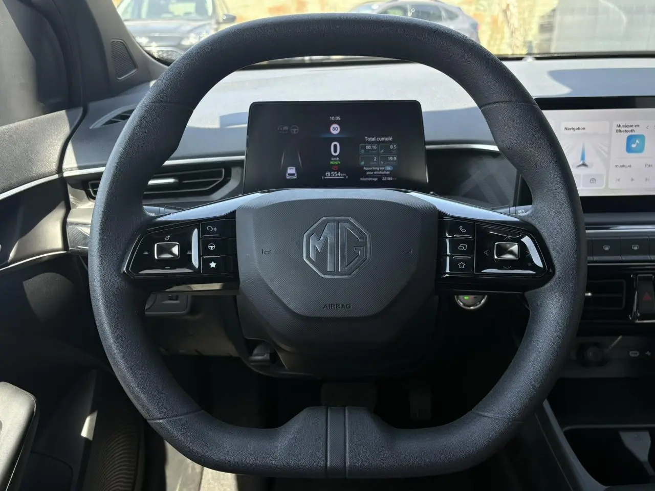 Vue frontale du volant noir du MG3 1.5 Hybrid+ 195 Comfort avec tableau de bord numérique et écran tactile.