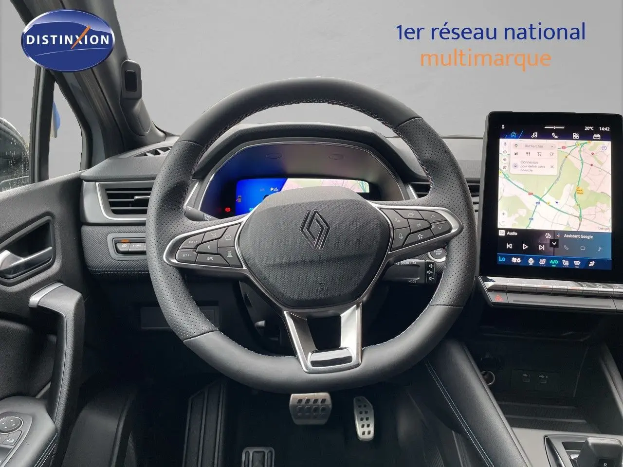Vue intérieure centrée sur le volant Renault et l'écran tactile vertical avec navigation, ambiance noire moderne.