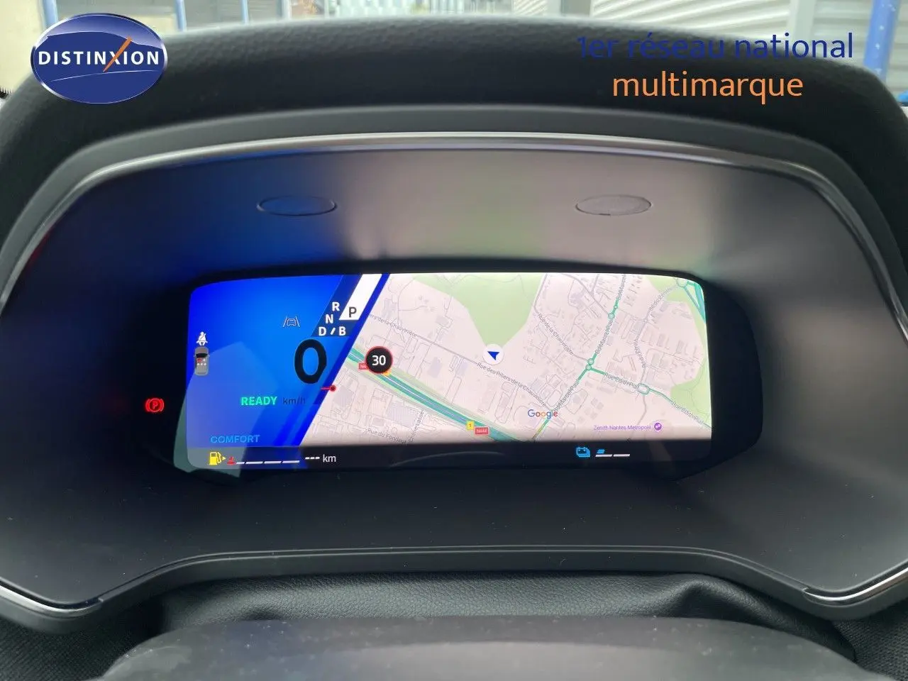 Vue rapprochée du tableau de bord numérique de la Renault Symbioz 2026, affichant la navigation et la vitesse à 0 km/h.