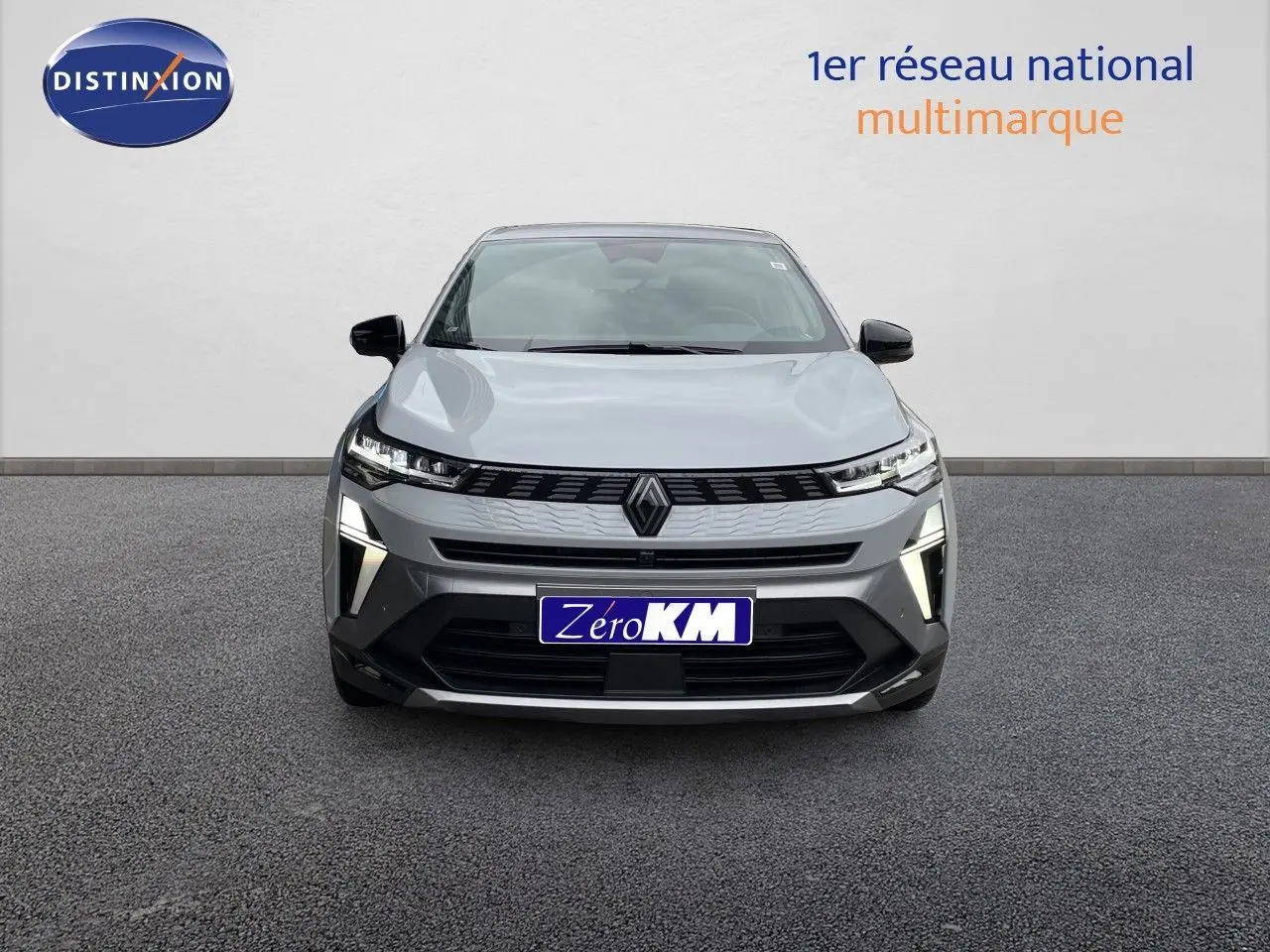 Vue frontale d'une Renault Symbioz gris rafale métal avec éclairage LED distinctif et calandre moderne.