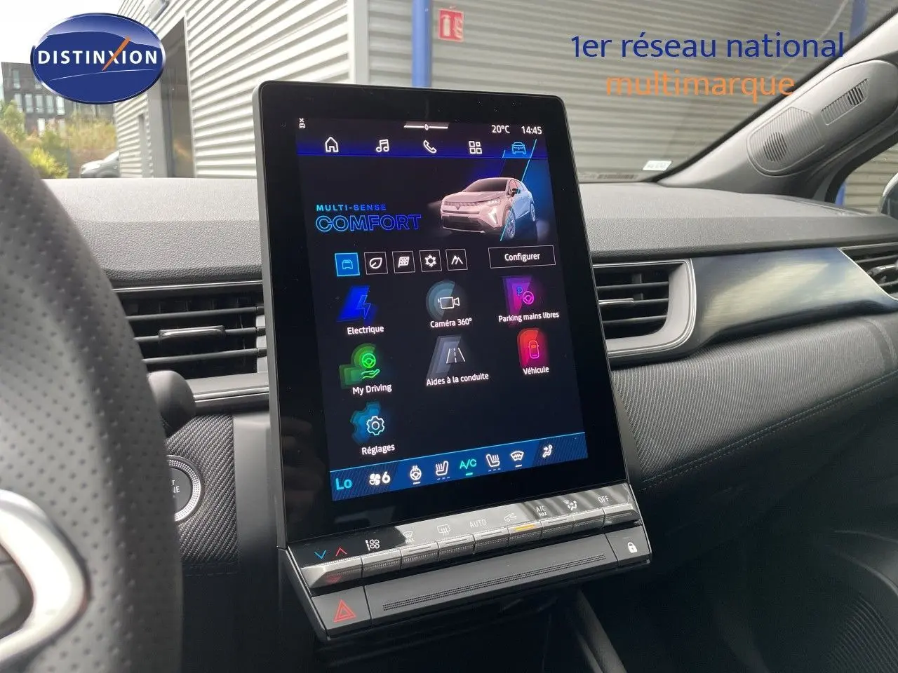 Vue intérieure centrée sur l'écran tactile vertical du tableau de bord du Renault Symbioz gris Rafale Metal, avec volant partiel visible.