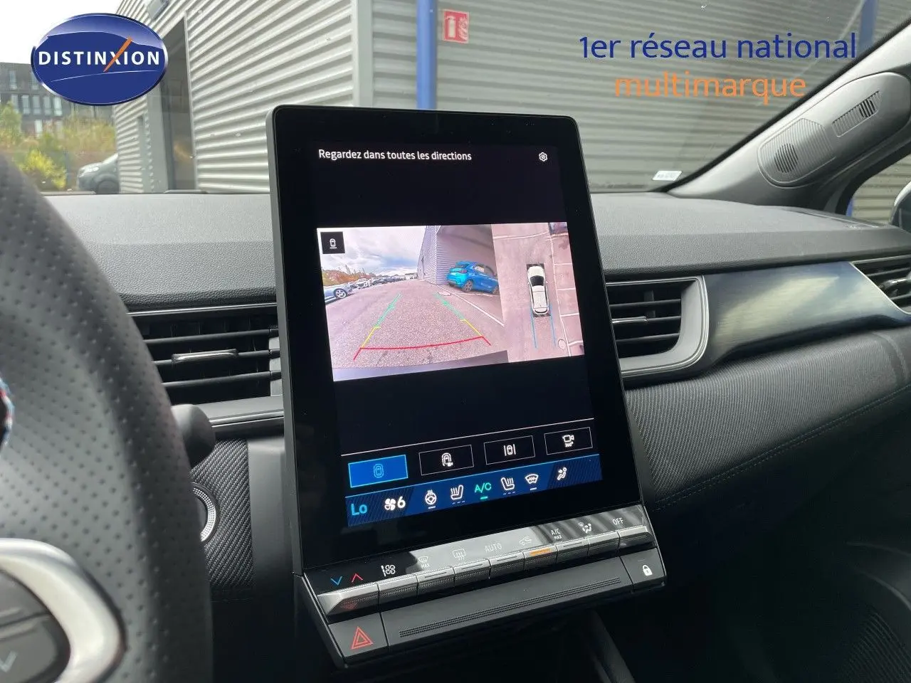 Vue intérieure du tableau de bord de la Renault Symbioz gris Rafale métal, écran tactile affichant la caméra de recul.
