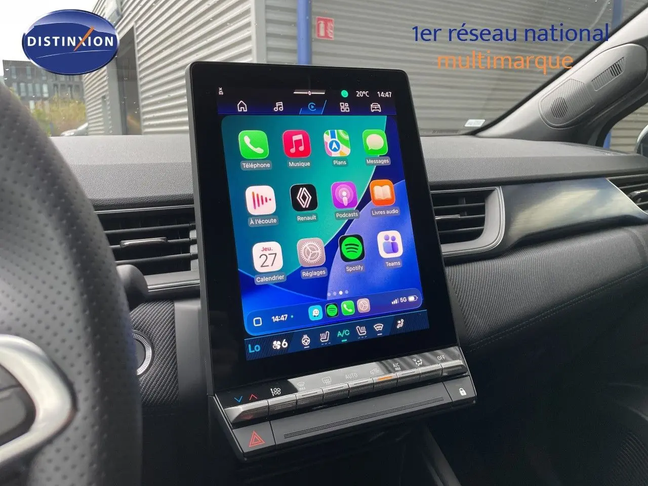 Vue intérieure du tableau de bord du Renault Symbioz 2026 avec écran tactile vertical et finitions noires.
