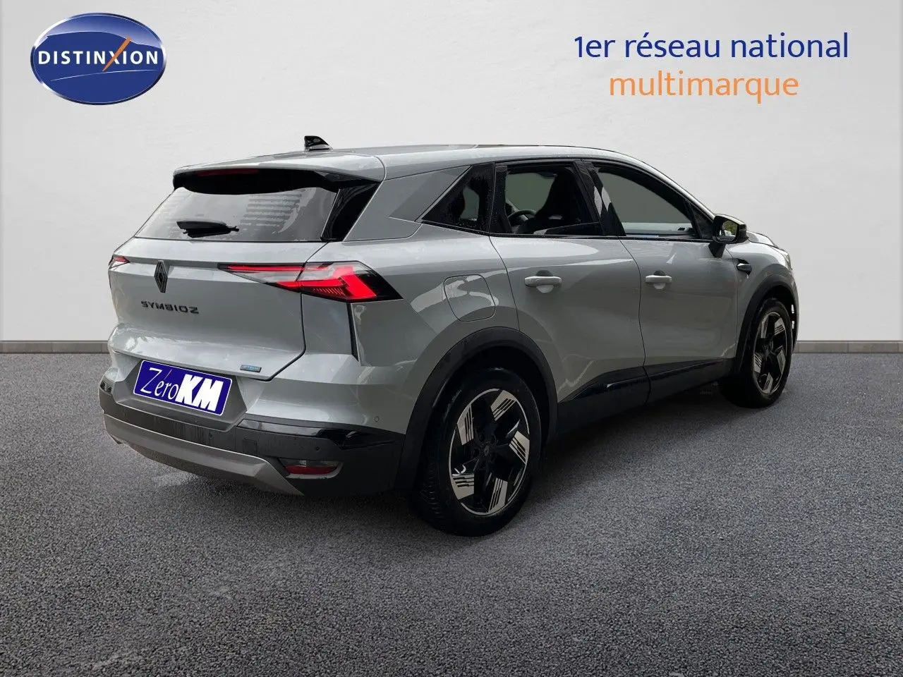 Vue 3/4 arrière droite du Renault Symbioz gris Rafale métal avec feux LED et jantes noires distinctives.