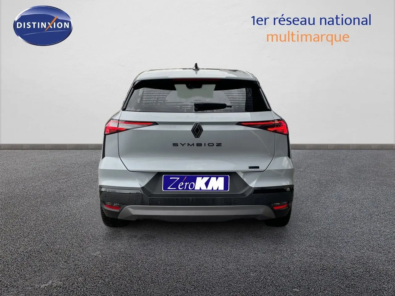 Vue arrière d'une Renault Symbioz gris rafale métal 2026 avec feux LED fins et plaque Zero KM.