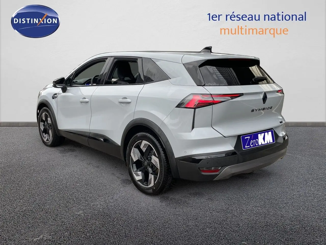 Vue 3/4 arrière droite du Renault Symbioz gris Rafale métal avec feux arrière LED et jantes stylisées.