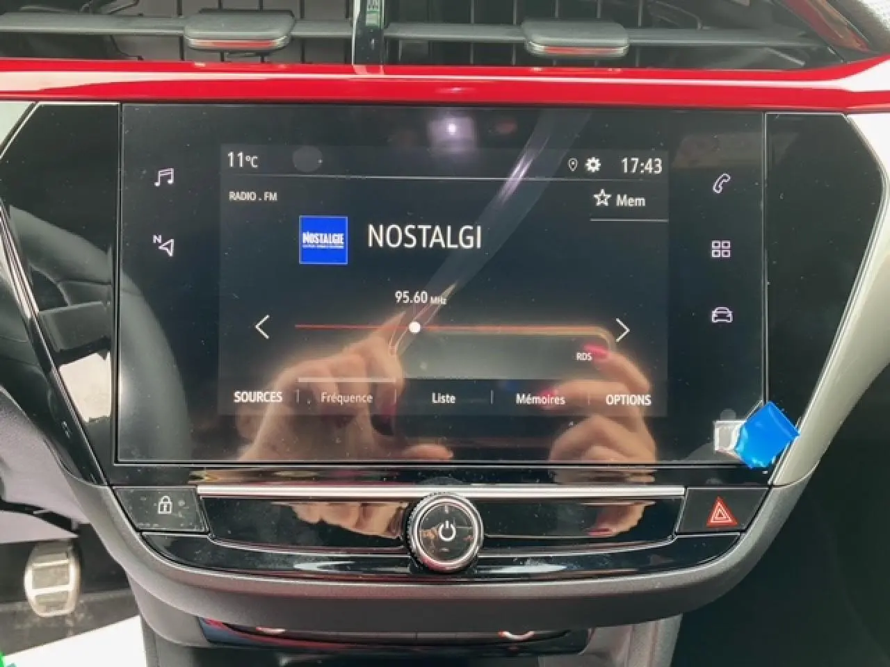 Écran tactile 7 pouces de la console centrale de l'Opel Corsa gris Magnetic, affichant la radio Nostalgie.