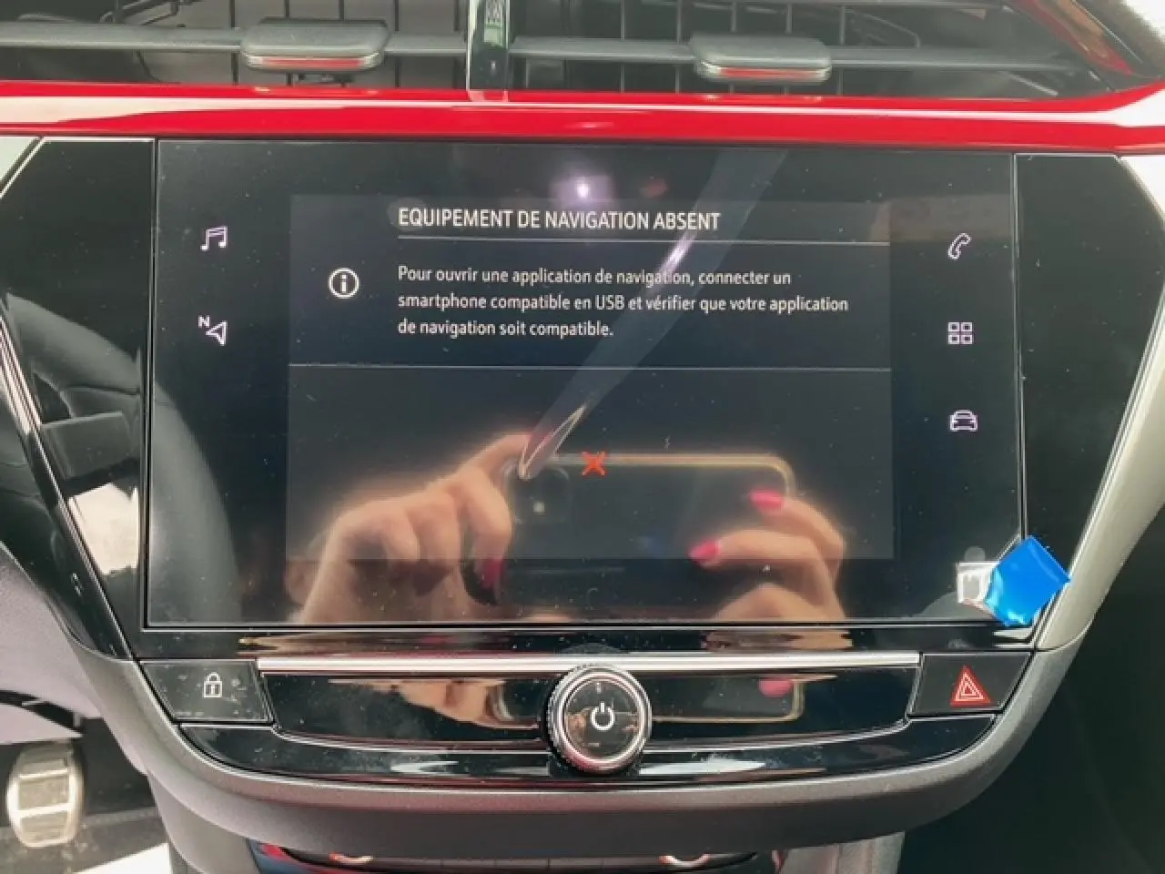 Écran tactile 7 pouces de l’Opel Corsa gris Magnetic 2022 affichant un message d’équipement de navigation absent.