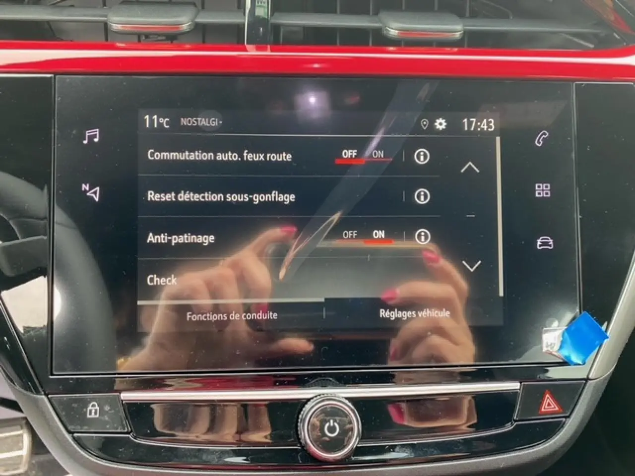 Écran tactile 7 pouces de l'Opel Corsa gris Magnetic 2022 affichant les réglages d'aide à la conduite.