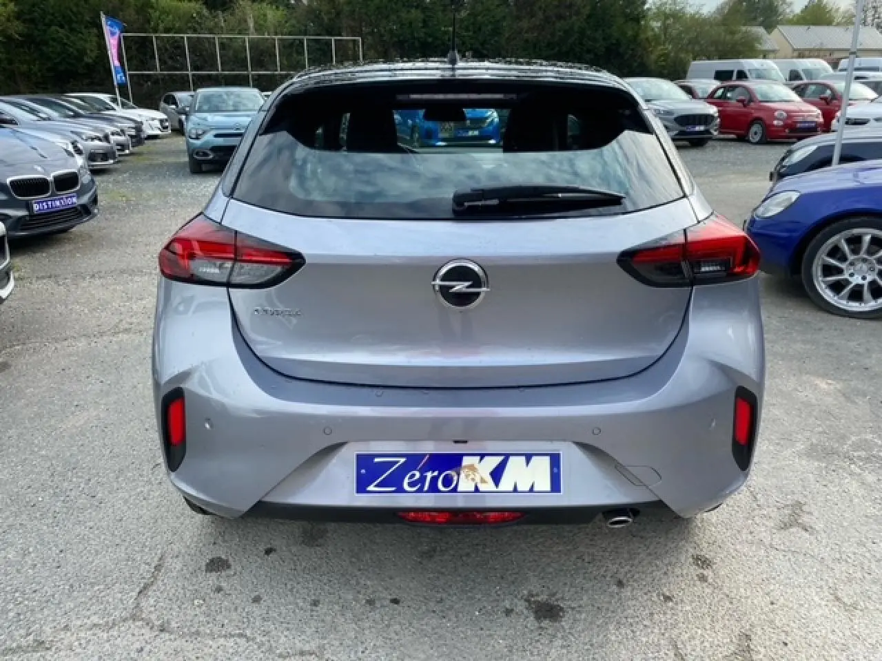 Vue arrière d'une Opel Corsa 2022 gris magnetic avec toit noir et feux arrière LED, stationnée en extérieur.