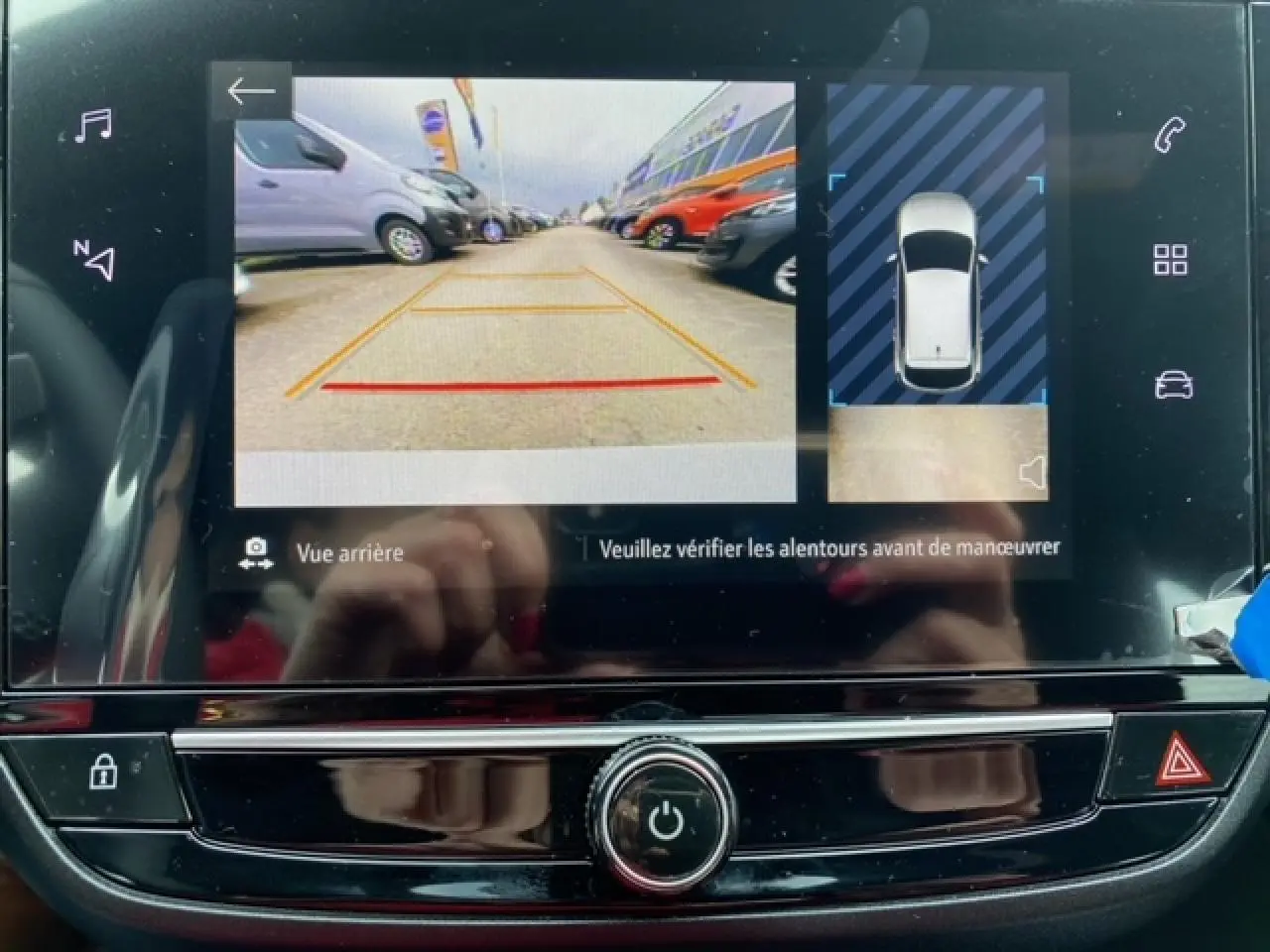 Écran tactile de la caméra de recul de l'Opel Corsa gris Magnetic, affichant l'aide au stationnement arrière.