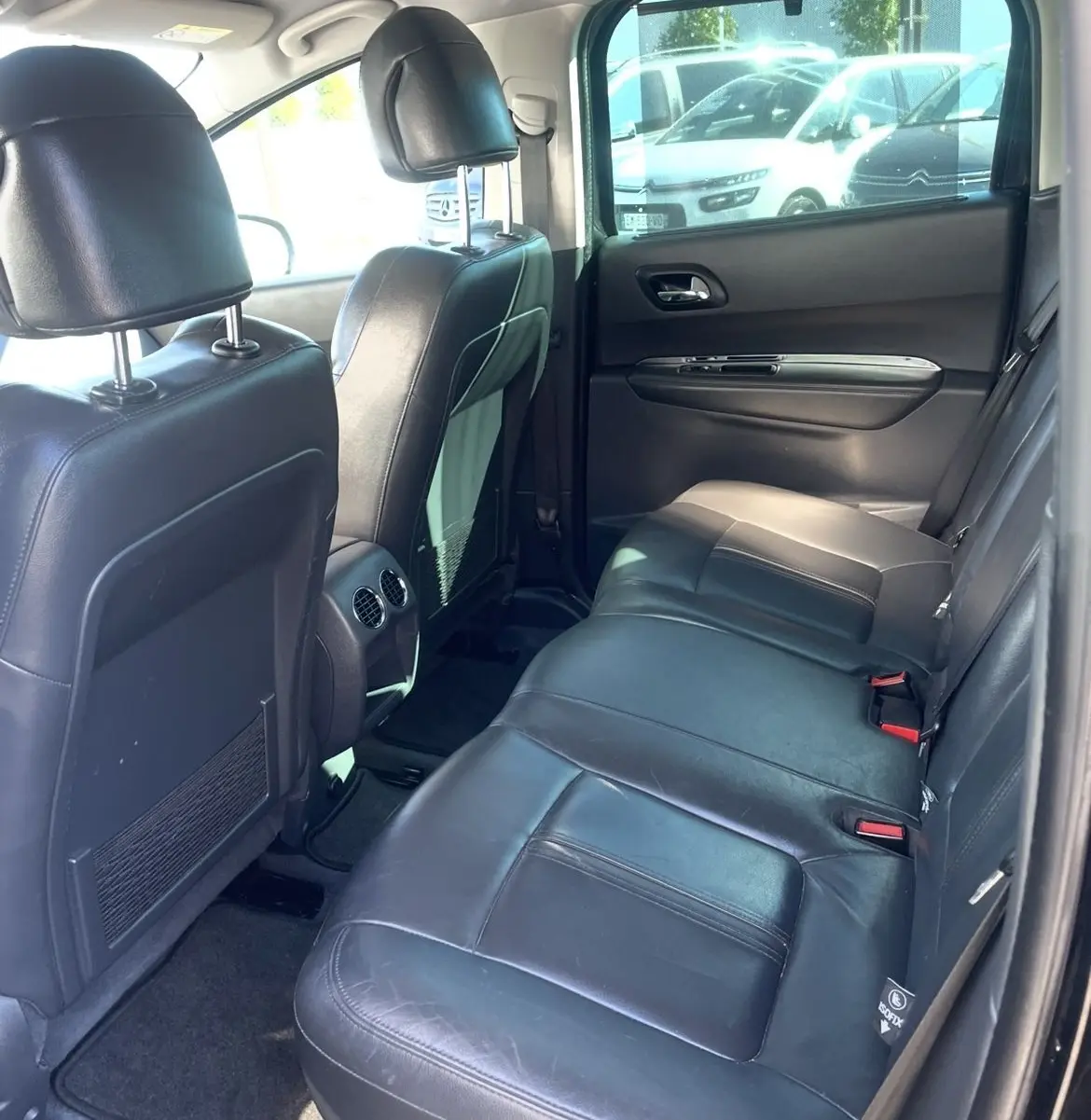 Vue intérieure côté droit des sièges arrière en cuir noir du Peugeot 3008 2016 finition Féline.