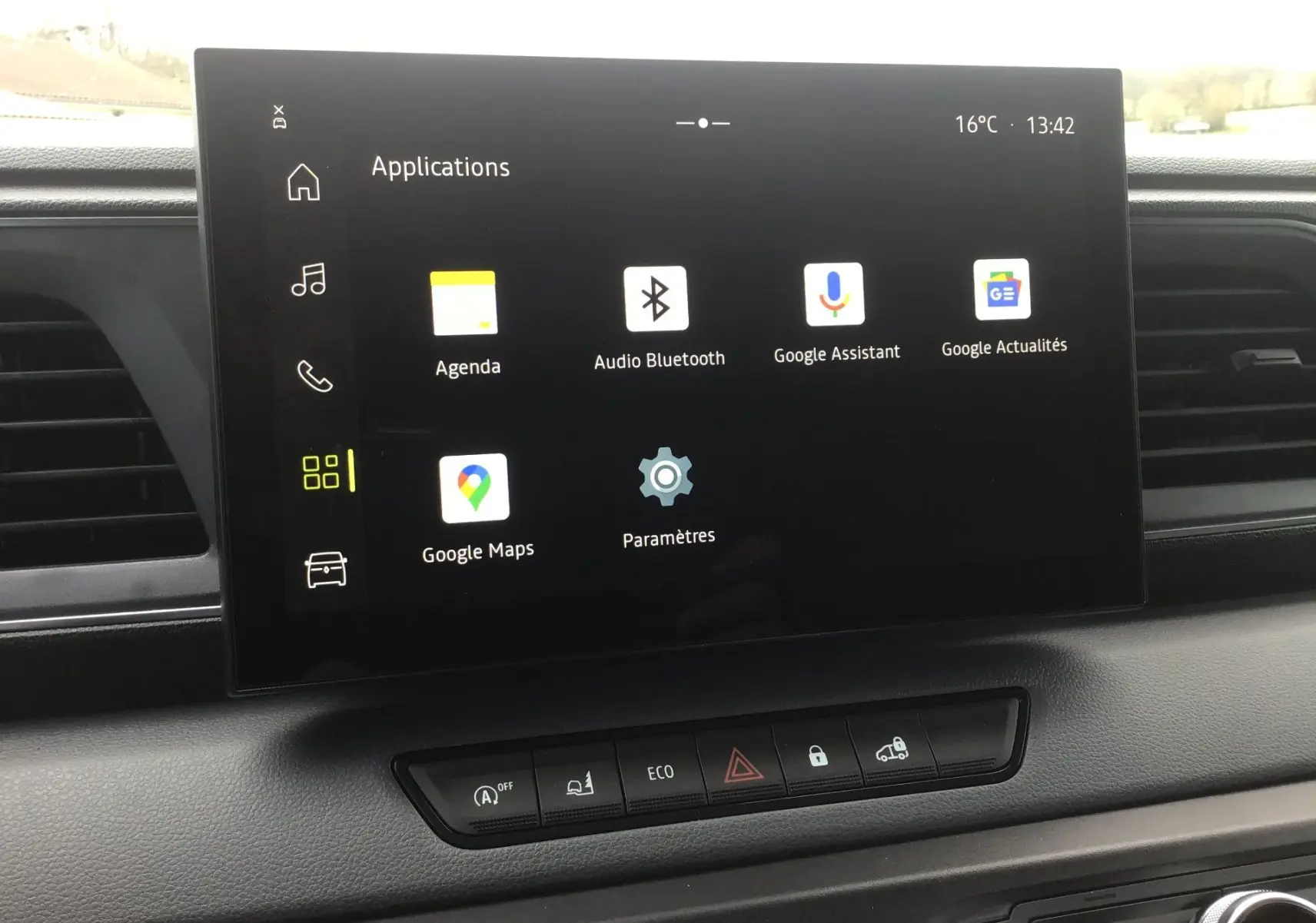 Écran tactile central affichant les applications OpenRlink dans l’habitacle du Renault Master blanc, vue intérieure frontale.