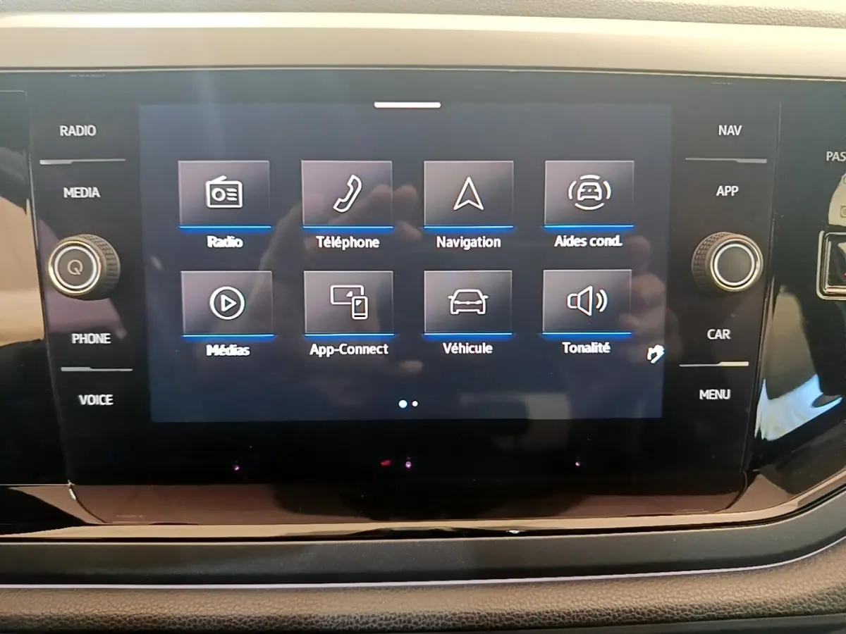 Écran tactile central du tableau de bord du Volkswagen Taigo noir 2023 affichant les options multimédia et navigation.