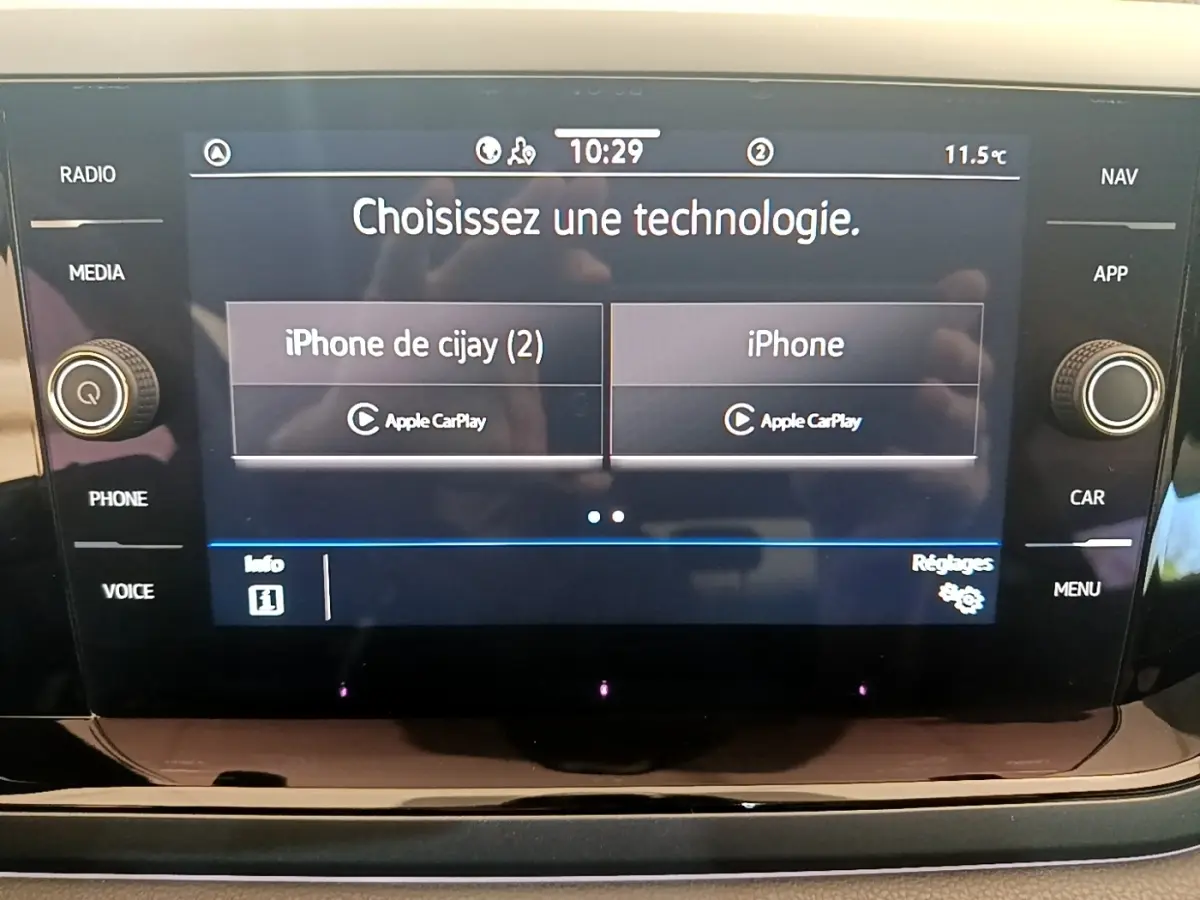 Écran tactile central de la Volkswagen Taigo 1.5 TSI 150 DSG R-Line 2023 affichant le menu Apple CarPlay.