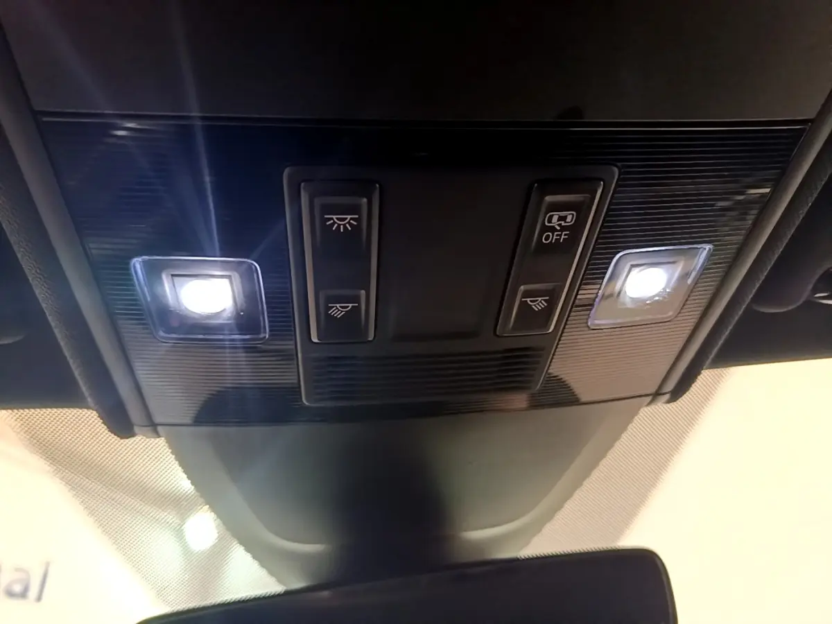 Plafonnier intérieur avec éclairage LED et commandes de lumière dans un Volkswagen Taigo noir, vue de dessous.