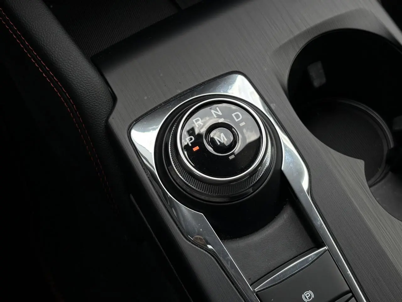 Sélecteur de vitesse rotatif noir et chrome dans la console centrale du Ford Kuga 2023, finition ST-Line X.