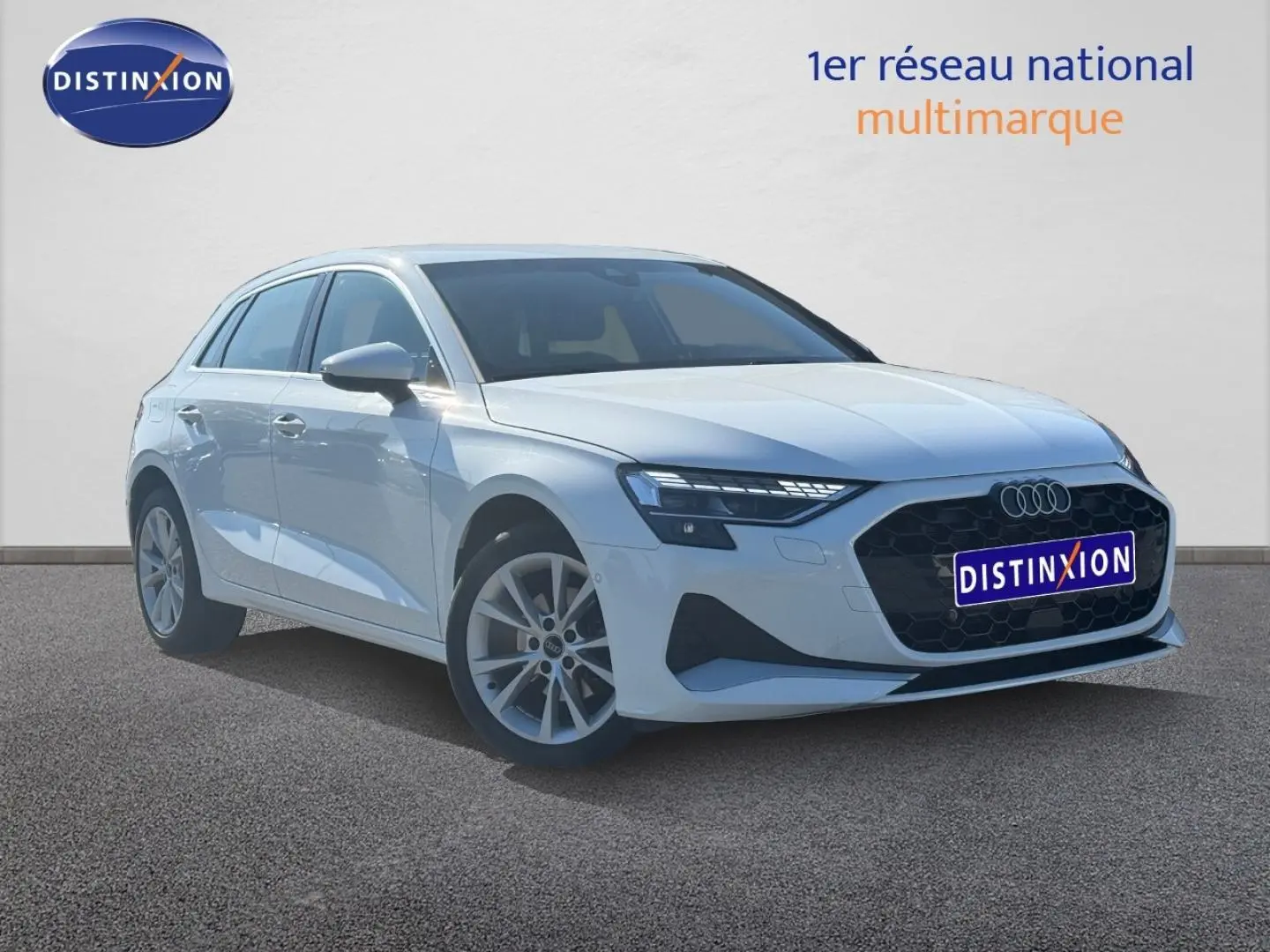 Audi A3 Sportback blanc Arkona vue 3/4 avant droit avec calandre noire et jantes alu.