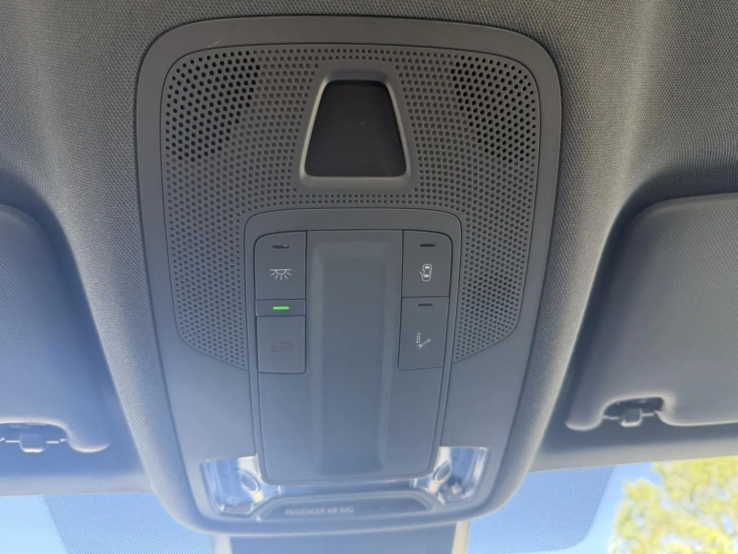 Vue en contre-plongée du plafonnier gris avec commandes d’éclairage et bouton SOS de l’Audi A3 Sportback blanc Arkona 2024.