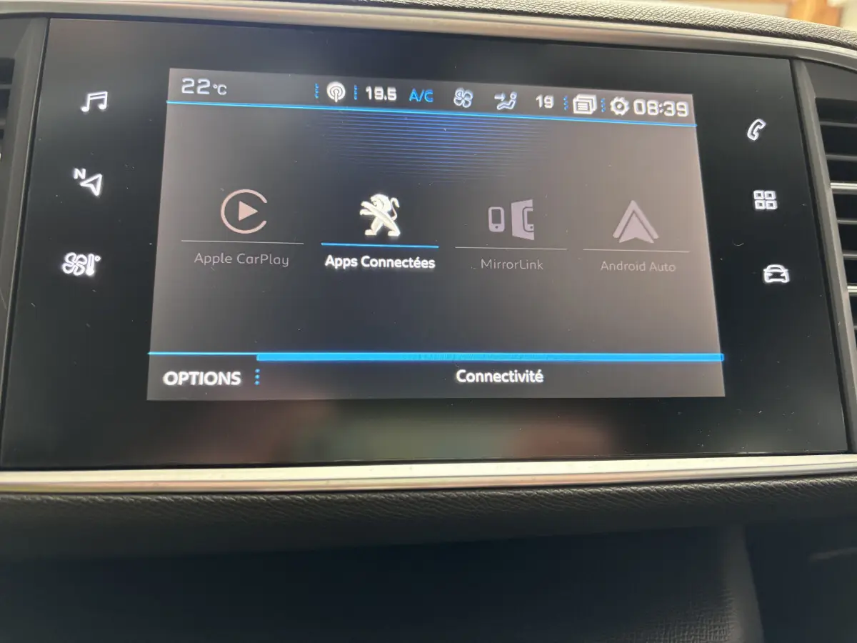 Écran tactile central de la Peugeot 308 gris foncé de 2019 affichant les options de connectivité Apple CarPlay et Android Auto.